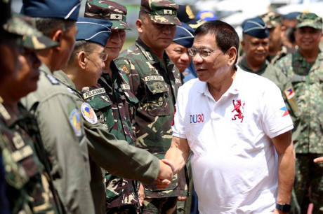 Ngoại trưởng Philippines: Thế giới không nên can thiệp vào cuộc chiến ma túy - Ảnh 2 Ngoai truong Philippines: The gioi khong nen can thiep vao cuoc chien ma tuy - Anh 2