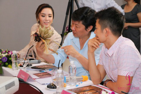 Phạm Hương chọn quốc phục cho người đẹp thi Hoa hậu Hoàn vũ - Ảnh 4 Pham Huong chon quoc phuc cho nguoi dep thi Hoa hau Hoan vu - Anh 4