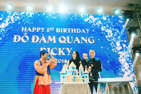 Con trai siêu mẫu Ngọc Thạch - Quý tử 1 tuổi con nhà có Con trai sieu mau Ngoc Thach - Quy tu 1 tuoi con nha co