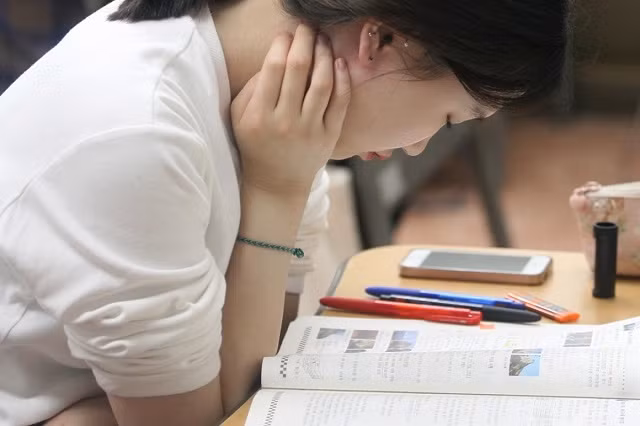 HS Hàn Quốc căng thẳng ôn thi HS Hàn Quốc căng thẳng ôn thi