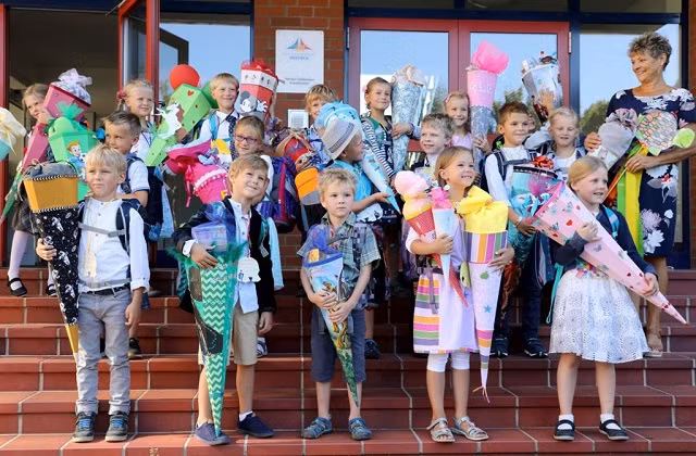 Trẻ em Đức với những chiếc Schultute đựng đầy kẹo và đồ dùng học tập để đón năm học mới