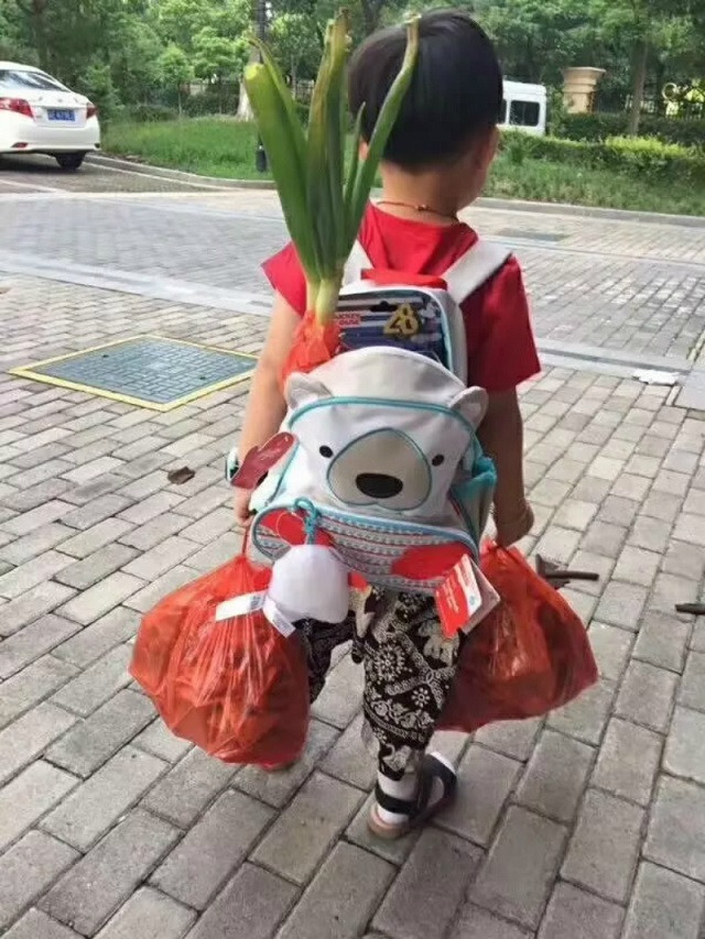 Cậu bé gây chú ý vì mang nhiều đồ tới trường. Cậu bé gây chú ý vì mang nhiều đồ tới trường.