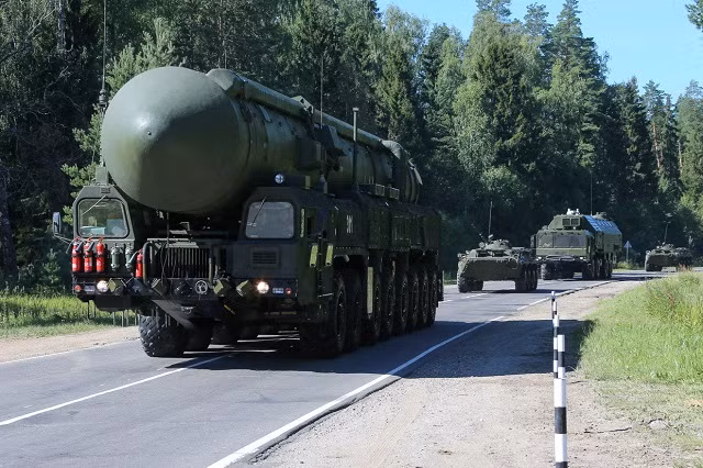 Một tên lửa hạt nhân Yars được hộ tống bởi xe bọc thép.