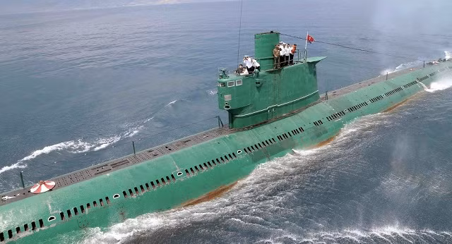 Lãnh đạo Triều Tiên Kim Jong-un có mặt trên cabin một tàu ngầm khi kiểm tra các lực lượng vũ trang