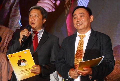 PGS.TS Bác sỹ Nguyễn Trường Sơn, Giám đốc Bệnh viện Chợ Rẫy (trái) cảm ơn Cty CP Đại Nam đã giúp đỡ, tài trợ cho bệnh viện cũng như bệnh nhân