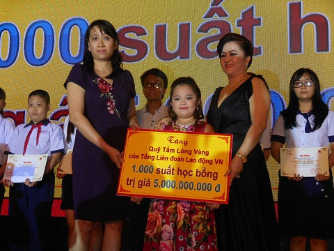 Bà Nguyễn Phương Hằng và con gái Phương Uyên tài trợ Quỹ Tấm Lòng Vàng 5 tỷ đồng