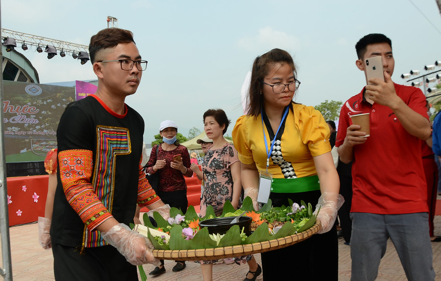 Các đội thi chuẩn bị mâm cỗ để giới thiệu đến du khách. Các đội thi chuẩn bị mâm cỗ để giới thiệu đến du khách.