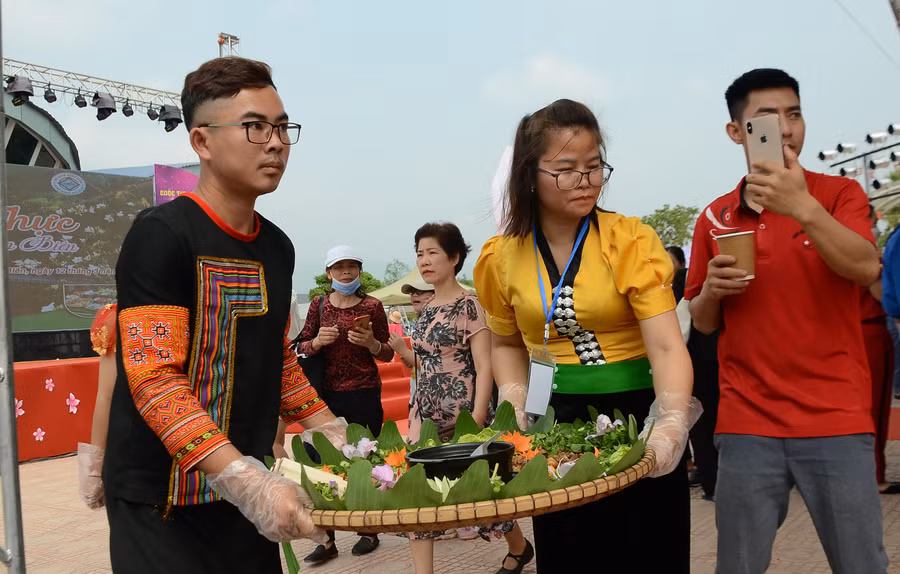 Các đội thi chuẩn bị mâm cỗ để giới thiệu đến du khách.