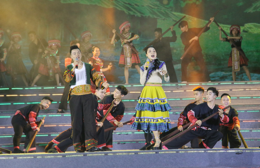 Nhiều tiết mục ca, múa, nhạc mang âm hưởng núi rừng Tây Bắc. Nhiều tiết mục ca, múa, nhạc mang âm hưởng núi rừng Tây Bắc.