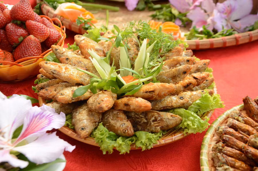 Cá suối chiên giòn là một trong những món ăn đặc sản tại Điện Biên được nhiều thực khách ưa thích.