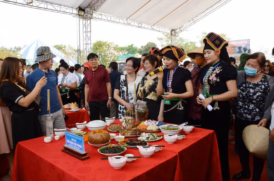 Thuyết trình, giới thiệu các món ăn đến du khách.