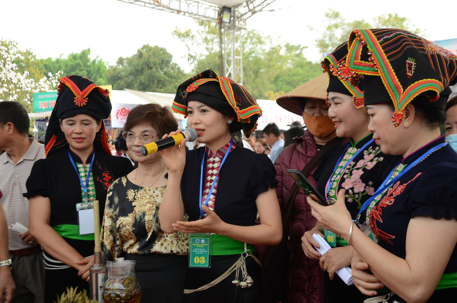 Thiếu nữ Thái trong phần thuyết trình món ăn dân tộc. Thiếu nữ Thái trong phần thuyết trình món ăn dân tộc.