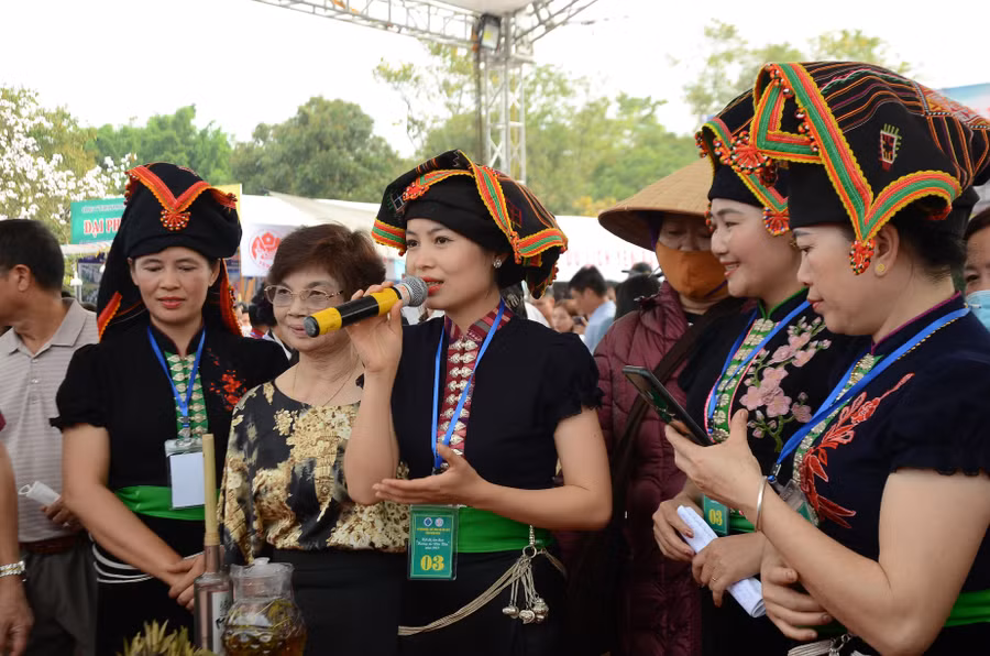 Thiếu nữ Thái trong phần thuyết trình món ăn dân tộc.