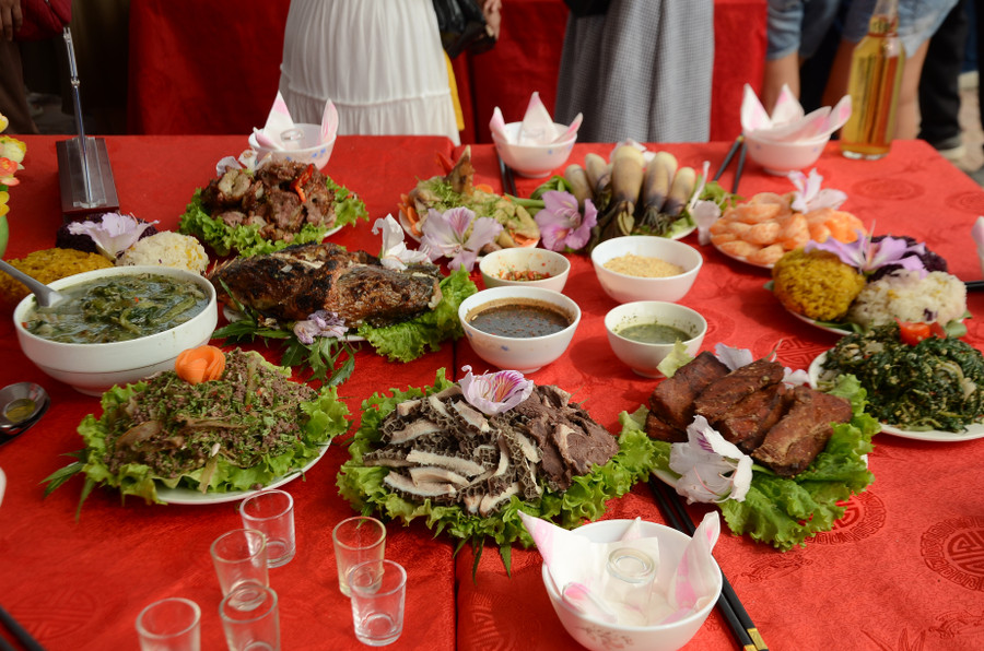 Một mâm cỗ được bày trí với các món ăn đậm đà văn hóa dân tộc Điện Biên. Một mâm cỗ được bày trí với các món ăn đậm đà văn hóa dân tộc Điện Biên.