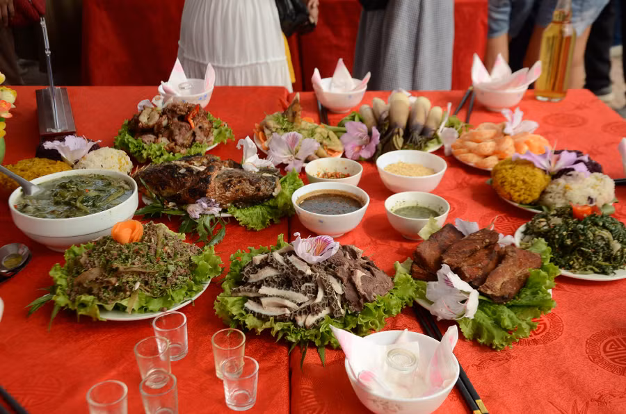 Một mâm cỗ được bày trí với các món ăn đậm đà văn hóa dân tộc Điện Biên.