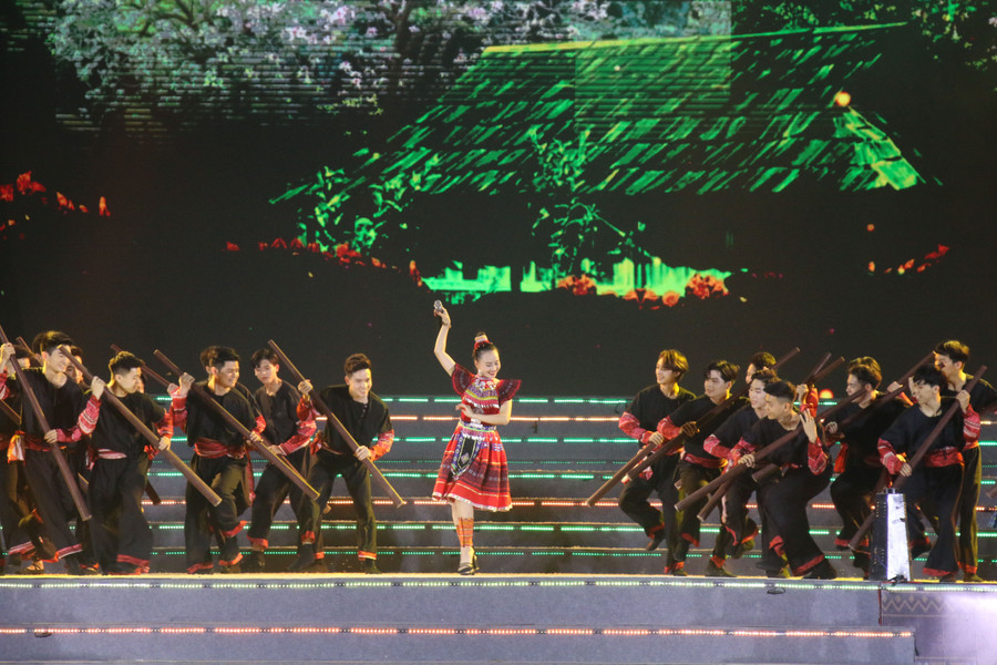 Theo đạo diễn Nguyễn Trường Giang, chương trình nghệ thuật đầy sáng tạo, hội tụ cả yếu tố truyền thống kết hợp hiện đại. Theo đạo diễn Nguyễn Trường Giang, chương trình nghệ thuật đầy sáng tạo, hội tụ cả yếu tố truyền thống kết hợp hiện đại.