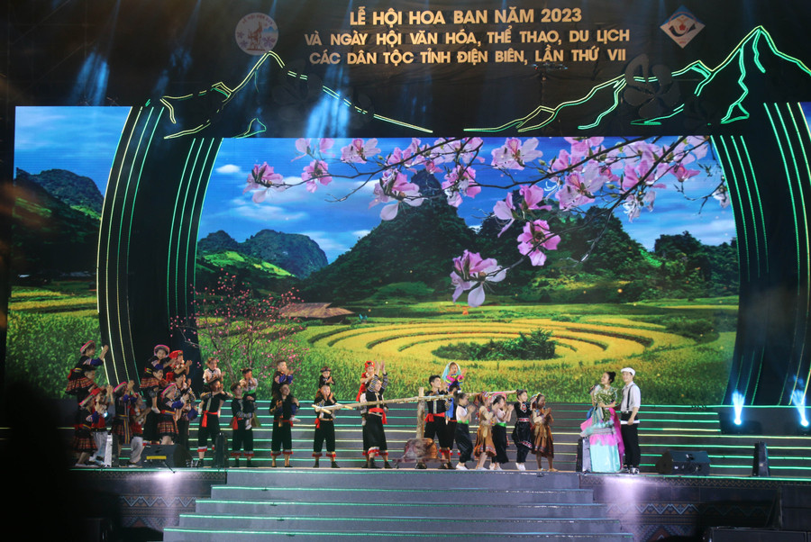 Chương trình nghệ thuật "Hương sắc miền Tây Bắc" để lại nhiều ấn tượng bởi sự dàn dựng công phu, hoành tráng. Chương trình nghệ thuật "Hương sắc miền Tây Bắc" để lại nhiều ấn tượng bởi sự dàn dựng công phu, hoành tráng.