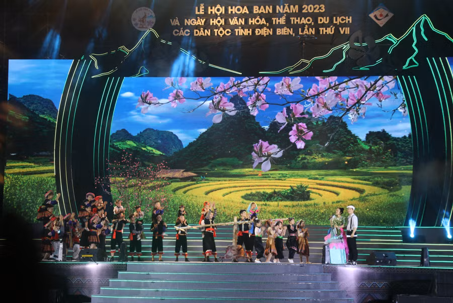 Chương trình nghệ thuật "Hương sắc miền Tây Bắc" để lại nhiều ấn tượng bởi sự dàn dựng công phu, hoành tráng.