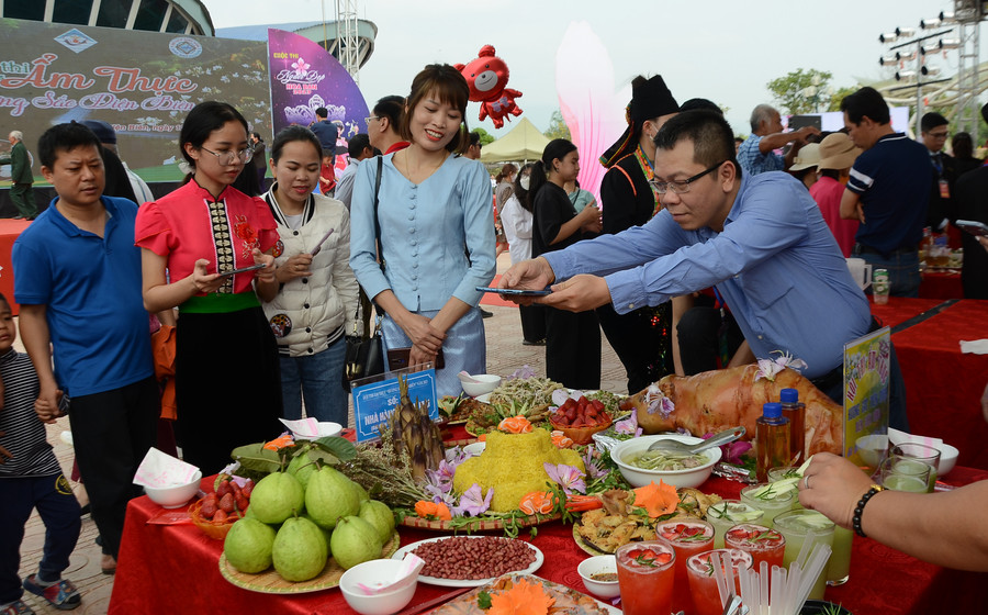 Du khách thích thú với các món ăn dân tộc đa dạng sắc màu. Du khách thích thú với các món ăn dân tộc đa dạng sắc màu.