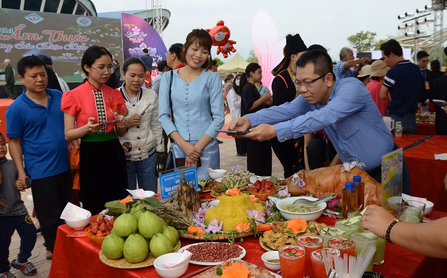 Du khách thích thú với các món ăn dân tộc đa dạng sắc màu.