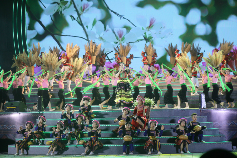 Phác họa nhiều nét đẹp cuộc sống, văn hóa của đồng bào các dân tộc Điện Biên gắn với Hoa Ban. Phác họa nhiều nét đẹp cuộc sống, văn hóa của đồng bào các dân tộc Điện Biên gắn với Hoa Ban.