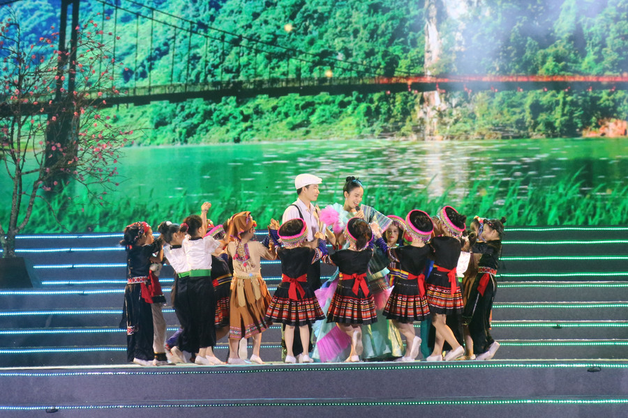 Chương trình là bức tranh tổng thể về một Điện Biên giàu bản sắc dân tộc đang trên đà phát triển. Chương trình là bức tranh tổng thể về một Điện Biên giàu bản sắc dân tộc đang trên đà phát triển.