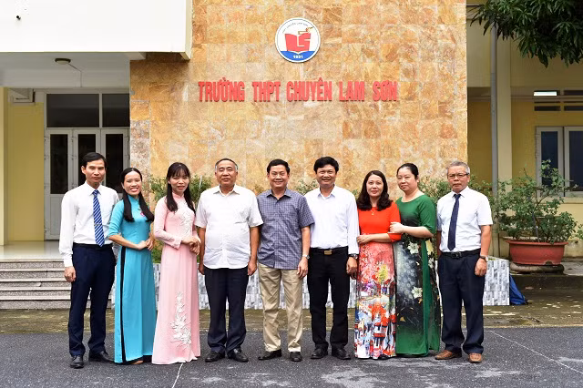 NGƯT Chu Anh Tuấn - Hiệu trưởng nhà trường (người đứng giữa) cùng 8 giáo viên có học sinh đoạt huy chương Olympic quốc tế trong 5 năm trở lại đây.