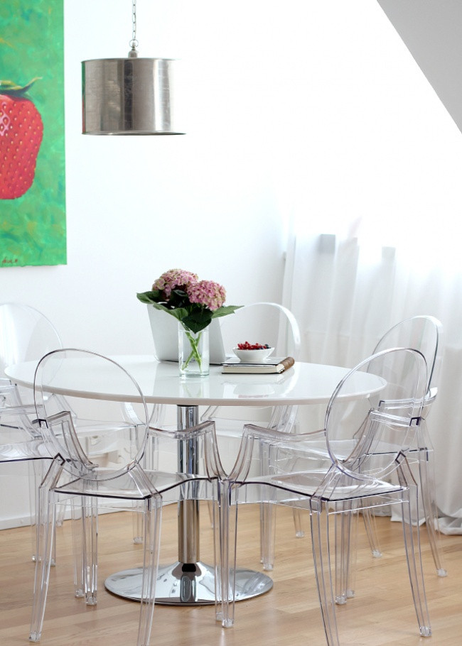 Đồ đạc trong suốt. Mẹo này rất hiệu quả cho những căn hộ nhỏ bởi vì đồ đạc trong suốt sẽ tạo ra cảm giác rộng rãi, thêm ánh sáng cho không gian.