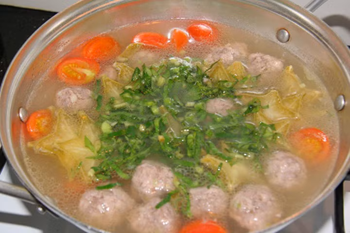 Cách làm canh thịt bò ngò gai thơm ngon, hấp dẫn nhất