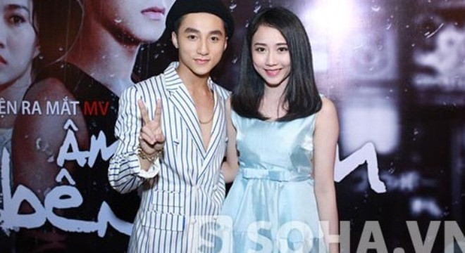 Sơn Tùng khoe “người yêu” hot girl tại buổi họp báo