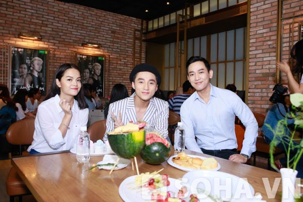 Ngoài Trương Quỳnh Anh, Huỳnh Hồng Loan, diễn viên Hứa Vĩ Văn cũng có mặt để thưởng thức music video dài 12 phút của giọng ca Em của ngày hôm qua. Ngoài Trương Quỳnh Anh, Huỳnh Hồng Loan, diễn viên Hứa Vĩ Văn cũng có mặt để thưởng thức music video dài 12 phút của giọng ca Em của ngày hôm qua.