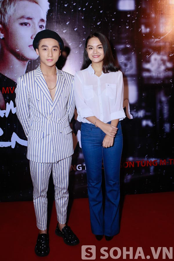 Ngay khi vừa xuất hiện, Sơn Tùng M-TP khoe vẻ lịch lãm với áo vest kẻ sọc. Hộ tống anh là ca sĩ Phạm Quỳnh Anh - bà xã của ông bầu Quang Huy. Ngay khi vừa xuất hiện, Sơn Tùng M-TP khoe vẻ lịch lãm với áo vest kẻ sọc. Hộ tống anh là ca sĩ Phạm Quỳnh Anh - bà xã của ông bầu Quang Huy.