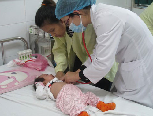 Các bác sĩ đang thăm khám cho trẻ mắc ho gà
