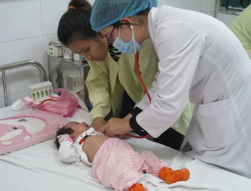 Các bác sĩ đang thăm khám cho trẻ mắc ho gà
