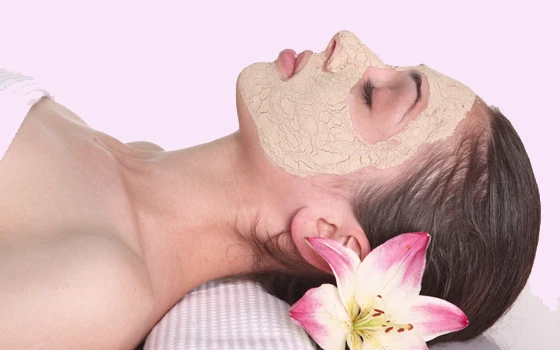 Khi đắp các sản phẩm này lên da có thể bị dị ứng, kích ứng, viêm da… có thể gây kích ứng da. Ảnh minh họa