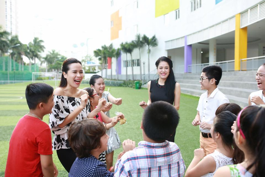 Elly Trần diện áo yếm cực Tây, MC Quỳnh Chi khoe vòng 1 nóng bỏng ảnh 10 Elly Trần diện áo yếm cực Tây, MC Quỳnh Chi khoe vòng 1 nóng bỏng
