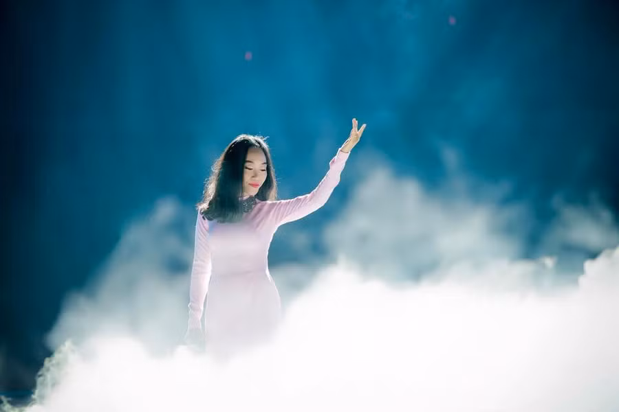 Elly Trần diện áo yếm cực Tây, MC Quỳnh Chi khoe vòng 1 nóng bỏng