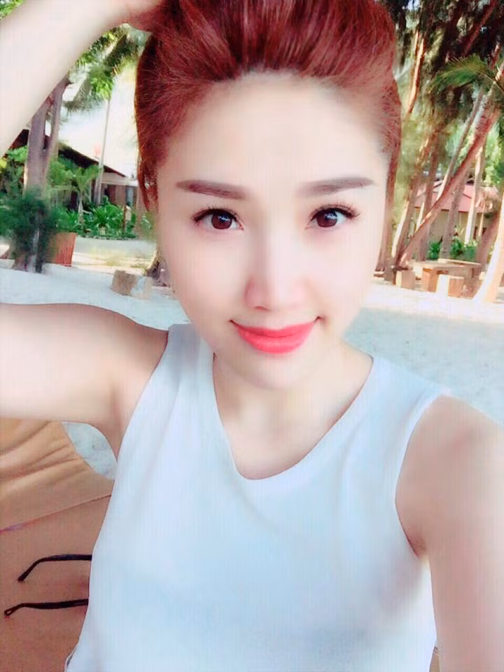 Elly Trần diện áo yếm cực Tây, MC Quỳnh Chi khoe vòng 1 nóng bỏng