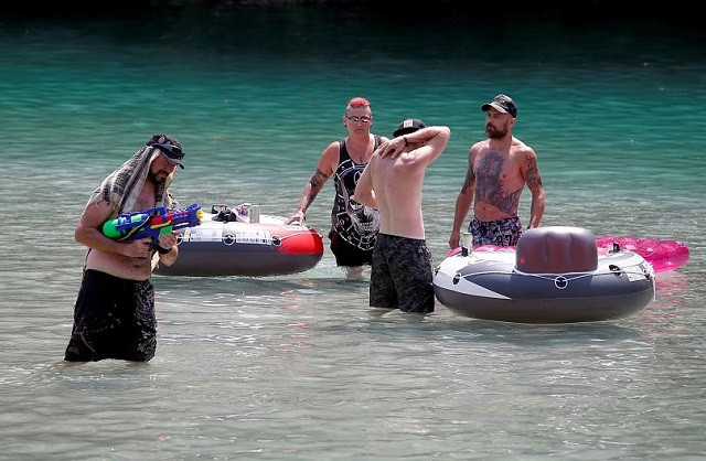 Nhiều người đến sông Soca, Tolmin ở Slovenia với phao và súng đồ chơi. .