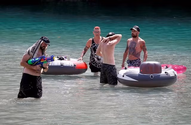 Nhiều người đến sông Soca, Tolmin ở Slovenia với phao và súng đồ chơi. .