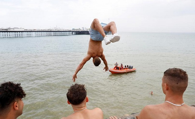 Ở Brighton, Anh, một thanh niên nhảy từ trên tường xuống biển