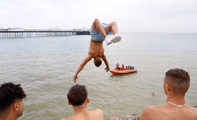 Ở Brighton, Anh, một thanh niên nhảy từ trên tường xuống biển