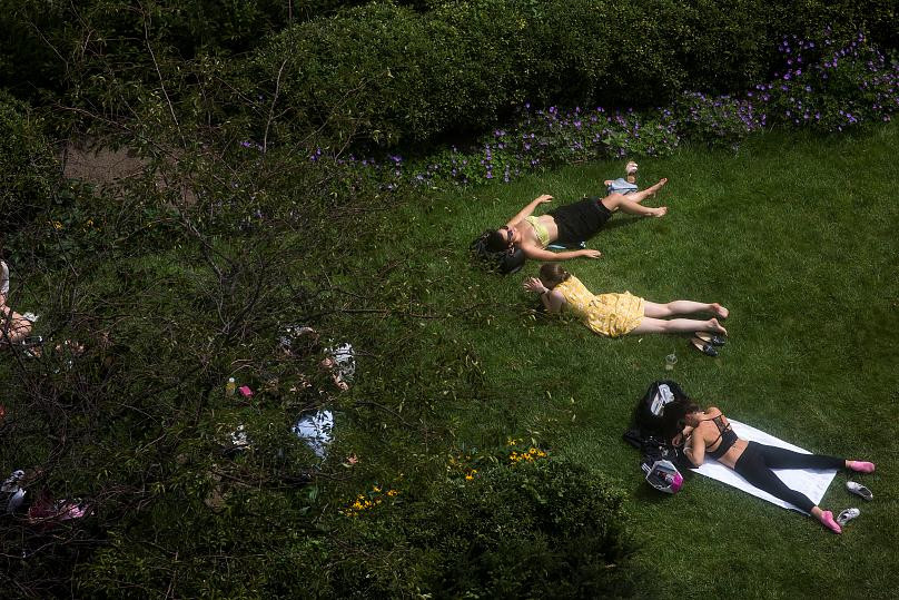Người London, Anh tận dụng những ngày nóng để tắm nắng