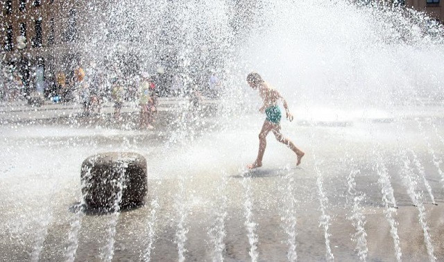 Ở Munich, Đức, đài phun nước và hồ nước là nơi giải cứu những người tìm kiếm một lối thoát khỏi cái nóng thiêu đốt