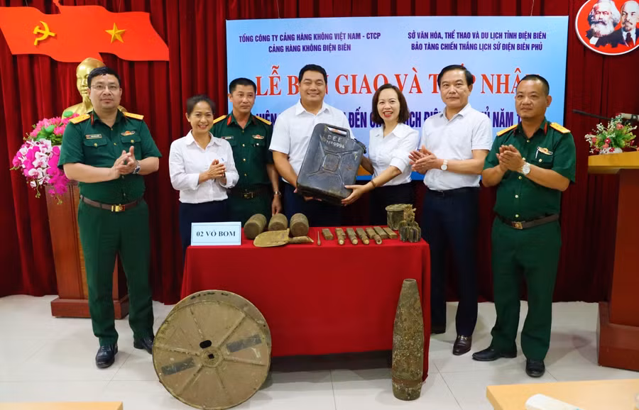 Đại diện Bảo tàng Chiến thắng Điện Biên Phủ tiếp nhận hiện vật từ Chủ đầu tư và Ban Quản lý dự án Đầu tư mở rộng, nâng cấp Cảng hàng không Điện Biên.