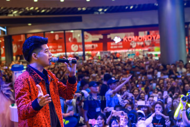 Khán giả trẻ Thủ đô phát cuồng với ca sỹ Noo Phước Thịnh