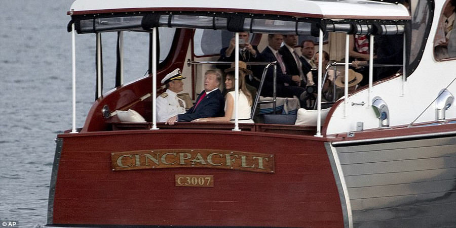 Tổng thống Trump và phu nhân đi tàu ra