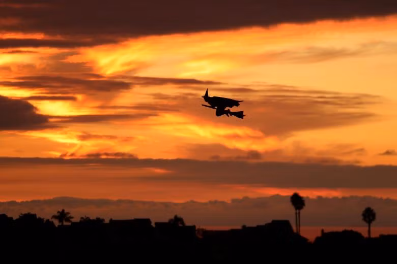 Mô hình phù thủy điều khiển từ xa bay trên bầu trời California (Mỹ) vào lúc hoàng hôn.