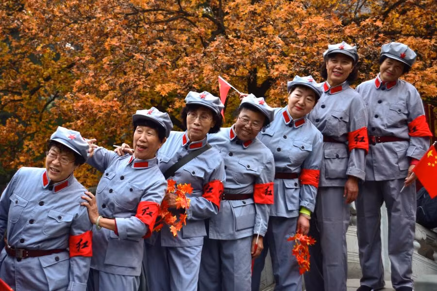 Những phụ nữ trong bộ đồng phục Hồng quân chụp ảnh tại công viên Fragrant Hills, Bắc Kinh