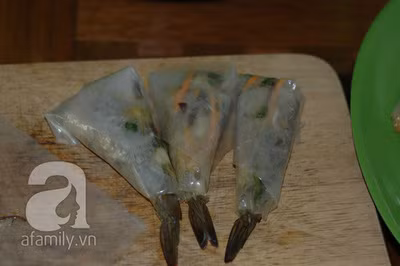 Làm lần lượt đến khi hết tôm.